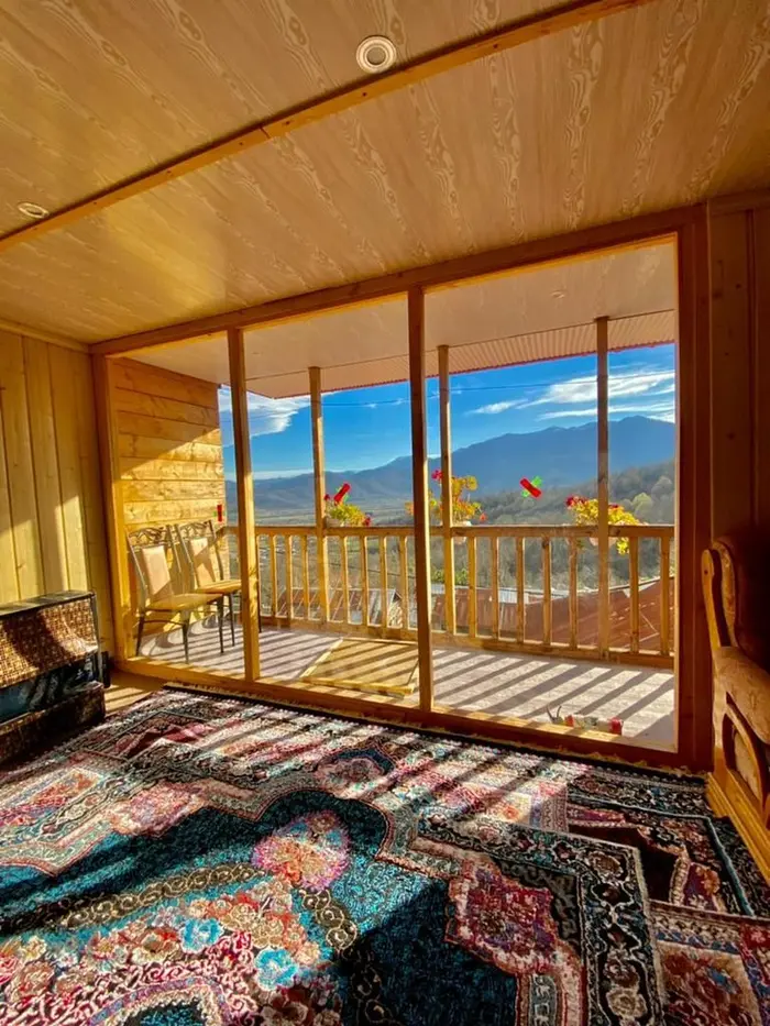 کلبه دوخوابه چوبی عابدی - نمای بیرونی از پذیرایی 