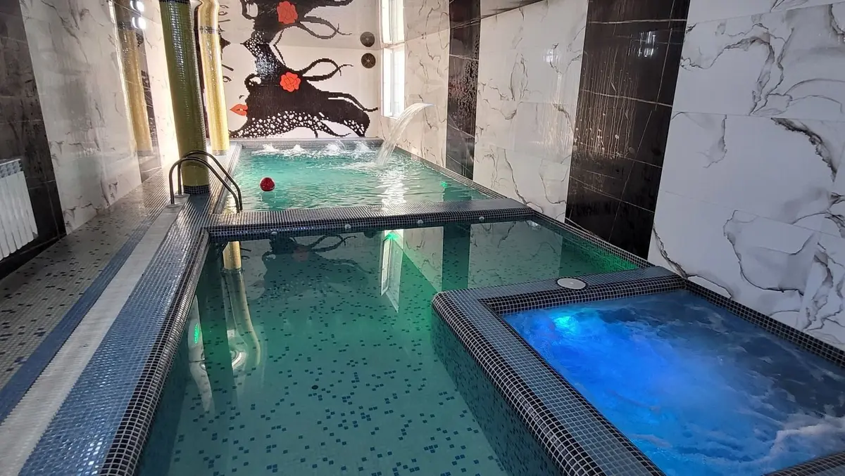 ویلا پنج خوابه جکوزی دار تریپلکس روهام - استخر ،استخر کودکان، جکوزی سالن اصلی