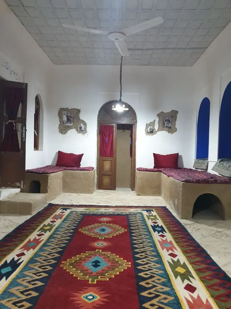 بوم گردی قلعه تاریخی کریم‌خان 1 - واحد یک - تخت و تشک سنتی