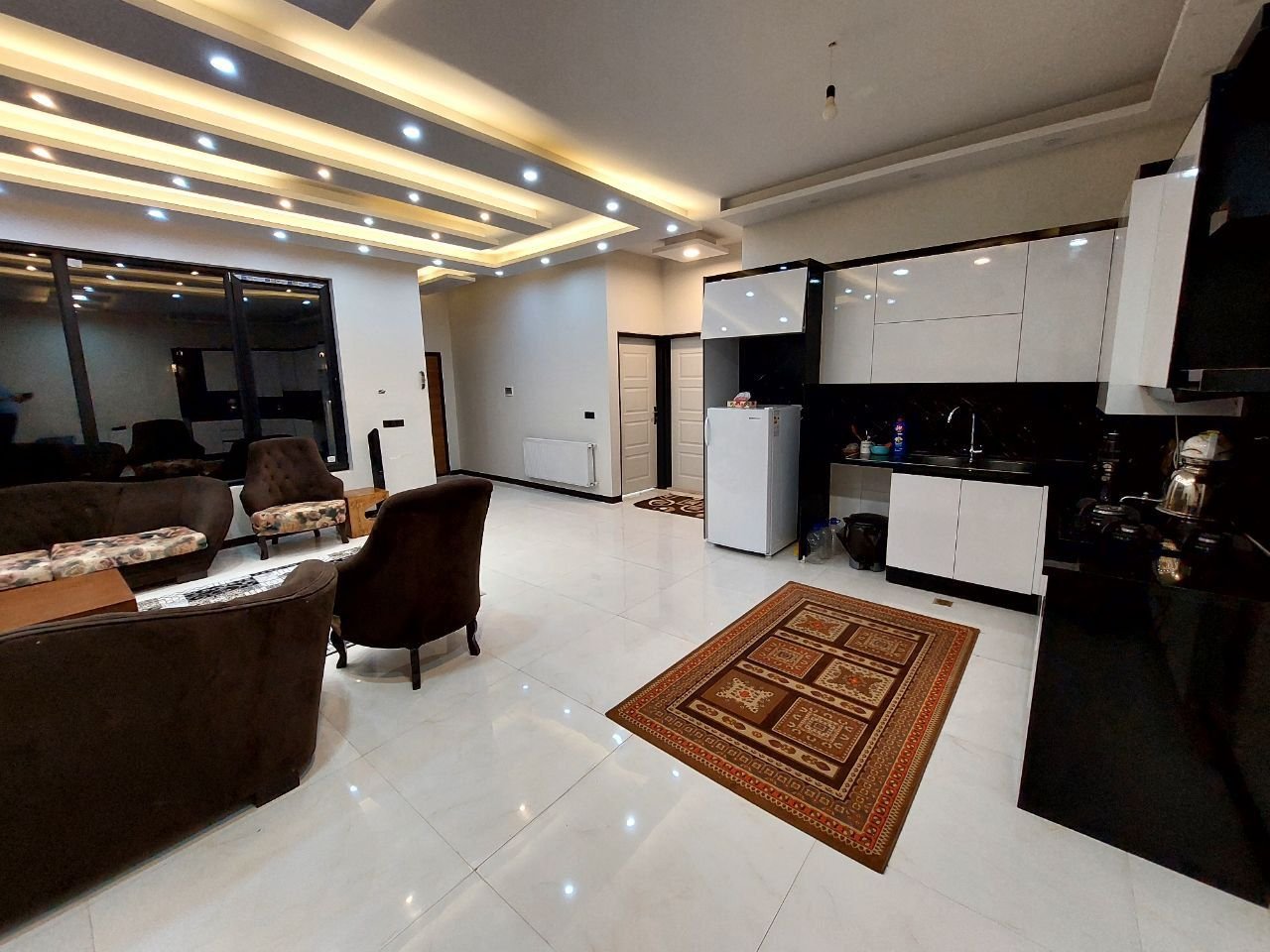 ویلا دوخوابه کوهستانی آرامش - آشپزخانه و پذیرایی طبقه دوم