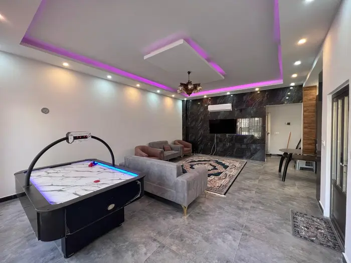 ویلا دوخوابه استخردار آبگرم جنگلی گرین لند - سالن ، و میز بازی ایر هاکی فول اتومات.