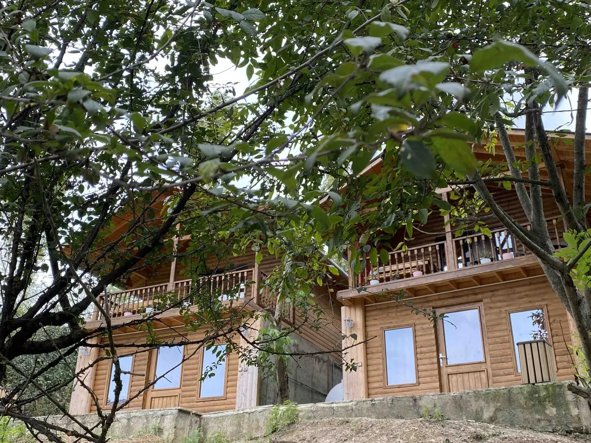 کلبه فلت چوبی دوبلکس آرامش - نمای بیرونی کلبه ها