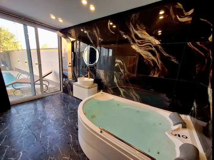 ویلا دوخوابه جکوزی دار باغ سبز ۲