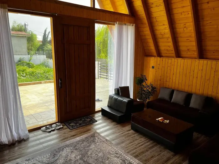 کلبه دوخوابه باغ سامی - نشیمن و ویو باغ