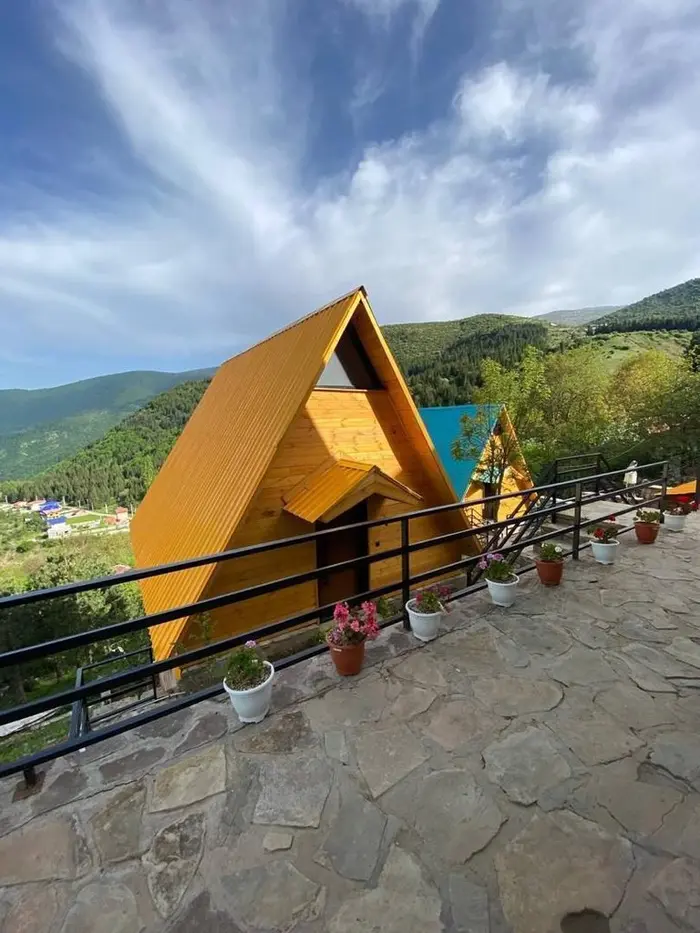 کلبه دوخوابه زرد مهروماه