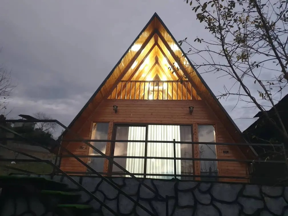 کلبه یک خوابه جکوزی دار سوئیسی سور - نمای بیرونی کلبه