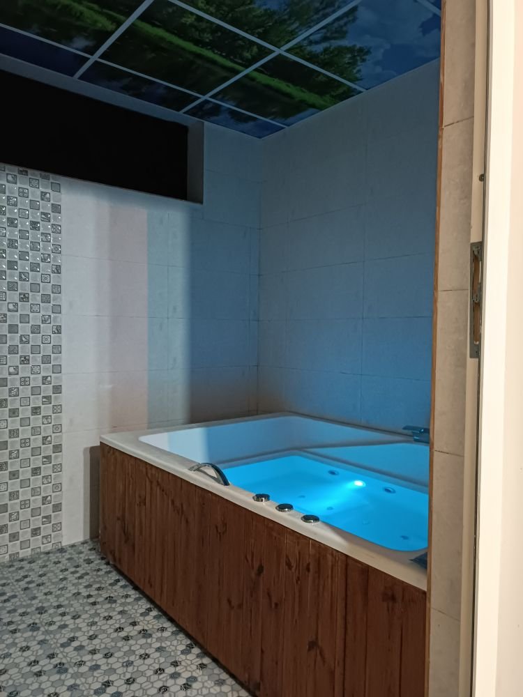 کلبه یک خوابه جکوزی دار چوبی تی تی سا