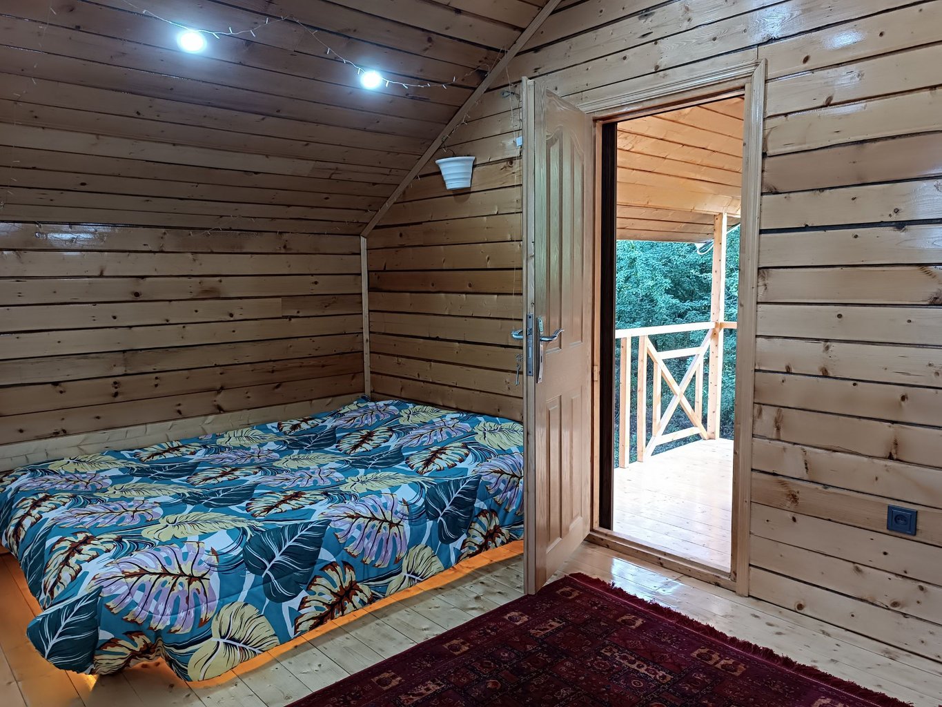 کلبه یک خوابه جکوزی دار چوبی تی تی سا