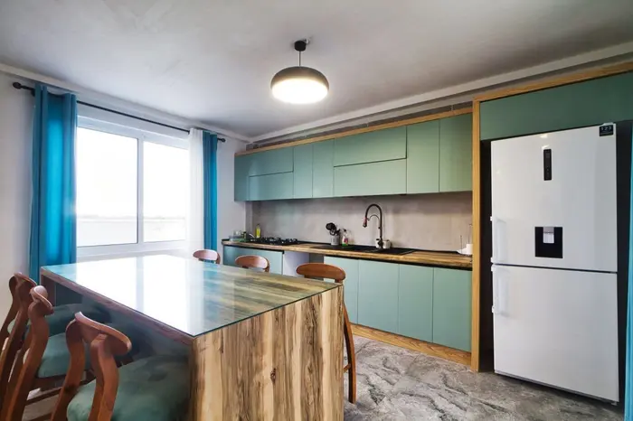 ویلا دوخوابه استخردار بارشین - آشپزخانه و جزیره با ۶ صندلی ناهار خوری 