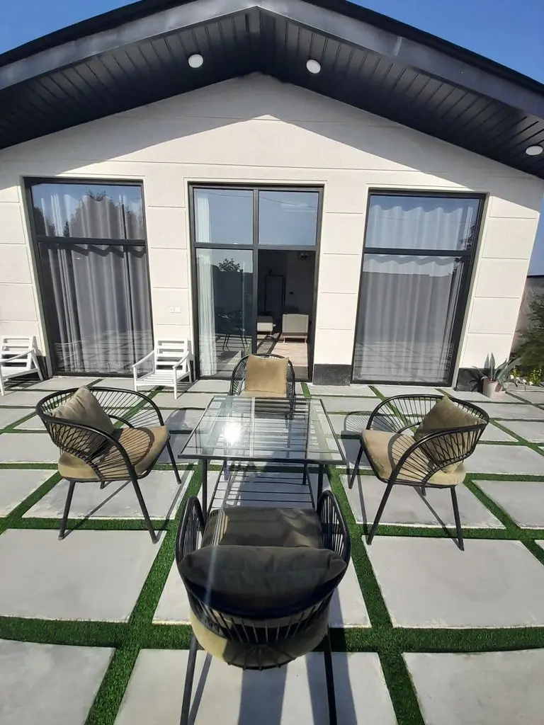 ویلا دوخوابه سفید سیاه