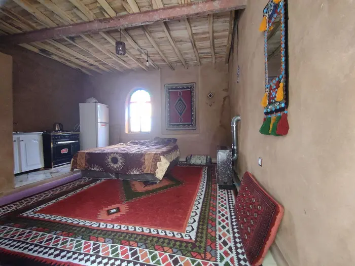 بوم گردی دل‌آرام عباسیان - واحد 2 - فضای داخل اتاق