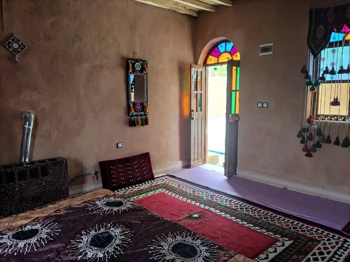 بوم گردی دل‌آرام عباسیان - واحد 2 - فضای داخل اتاق