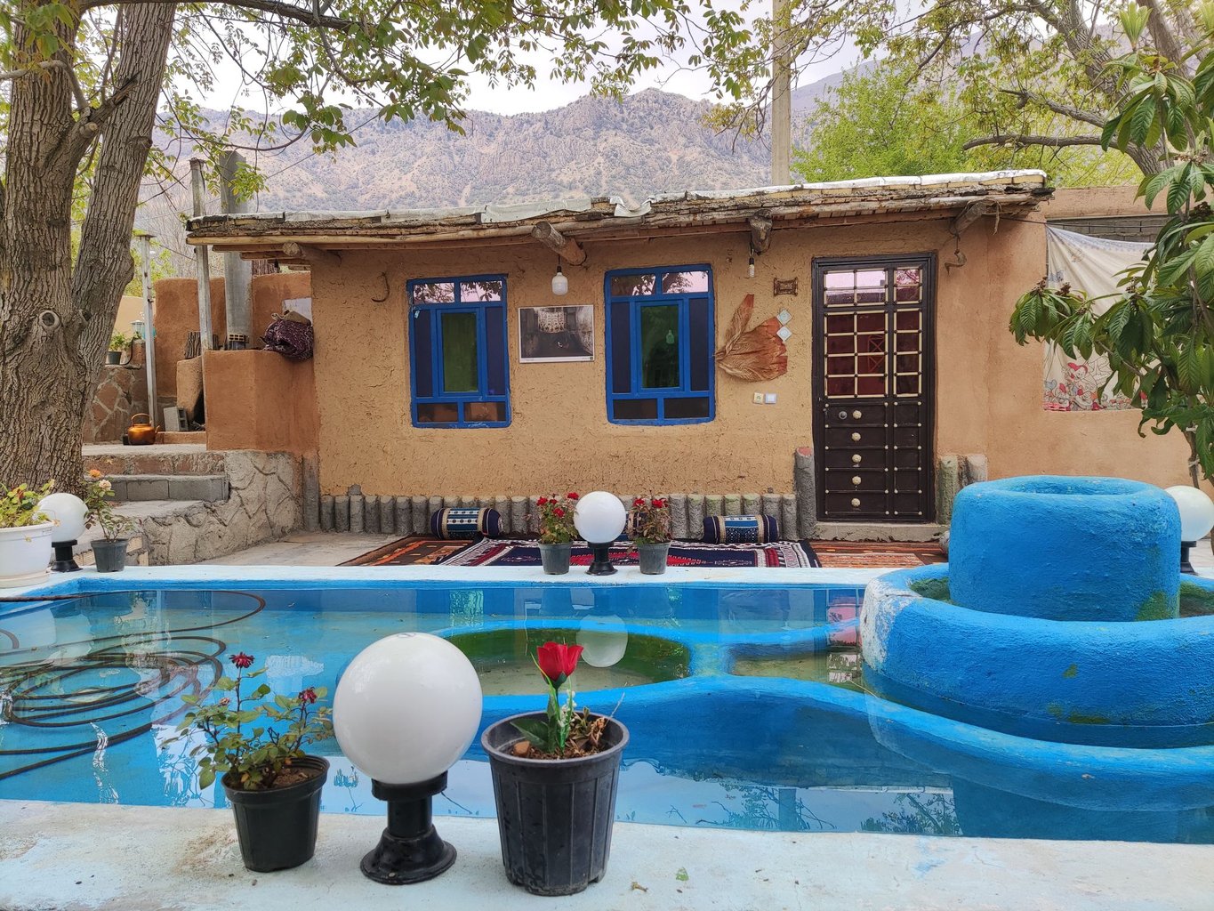 بوم گردی دلآرام عباسیان - واحد 5 - نمای بیرون اتاق