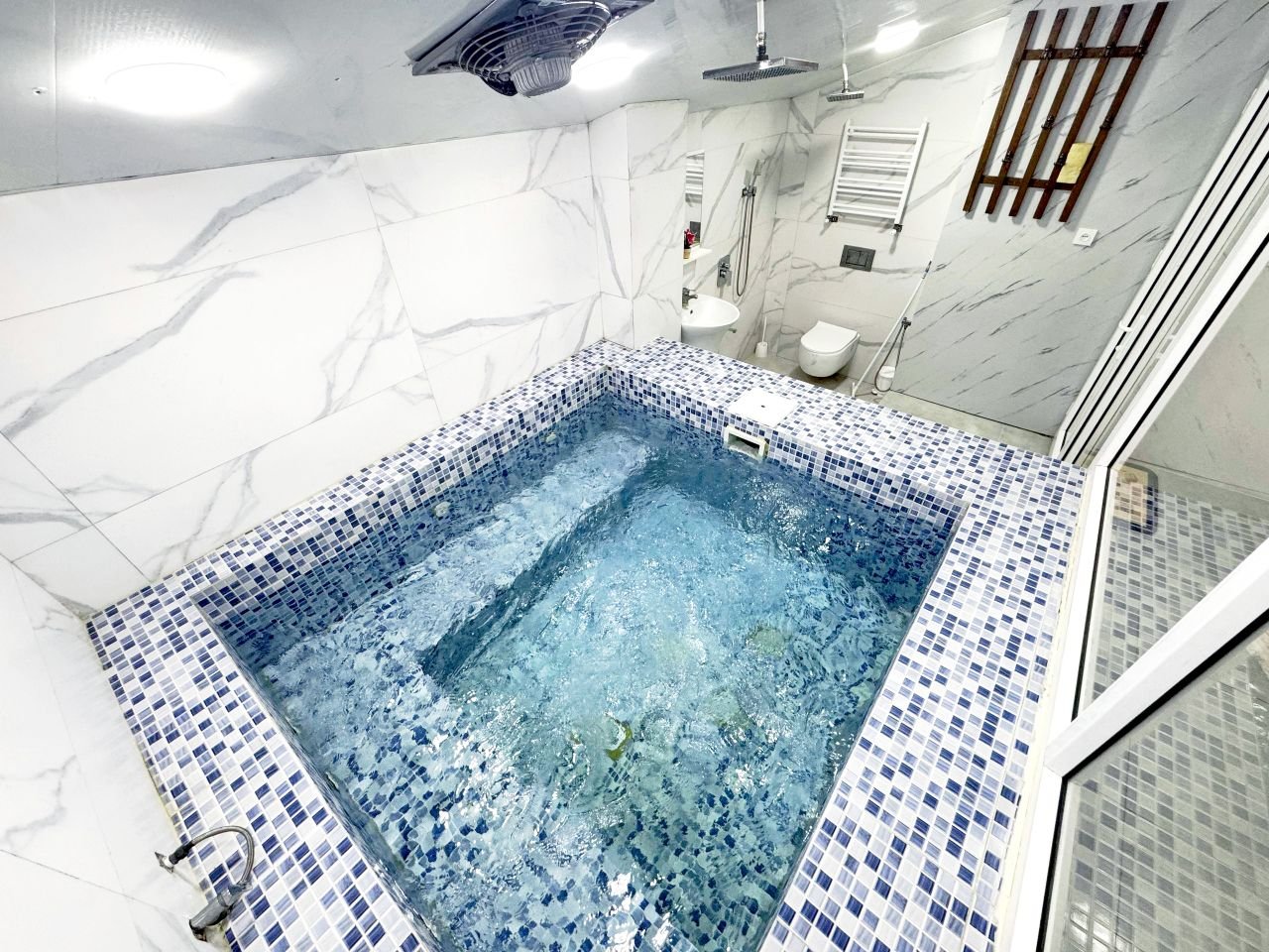 ویلا دوخوابه جکوزی دار سنگی بنیامین - نمای دیگر جکوزی