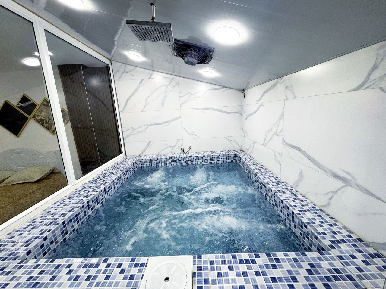 ویلا دوخوابه جکوزی دار سنگی بنیامین - جکوزی ویلا 