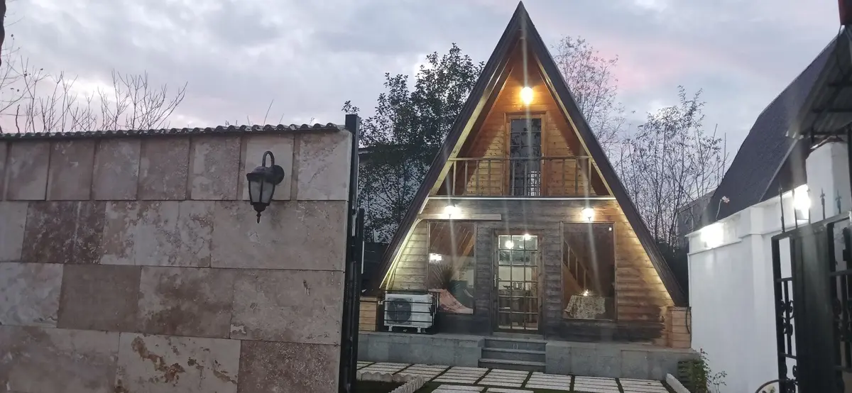 کلبه یک خوابه چوبی رز - نمای ساختمان و حیاط