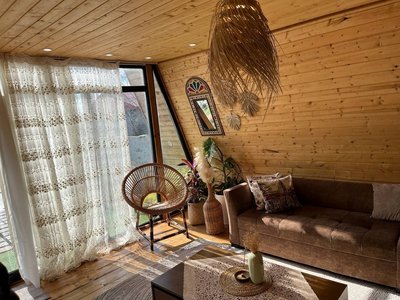 کلبه یک خوابه ساحلی سوئیسی فرحناک