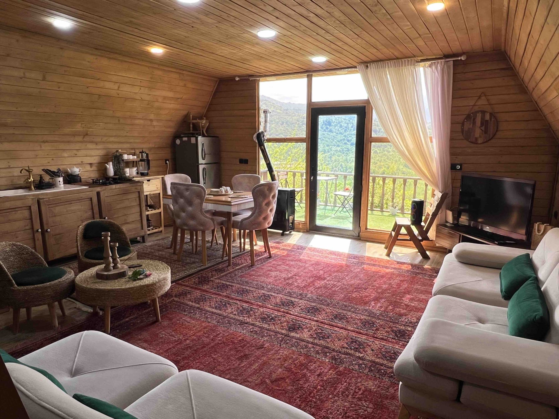 یک خوابه سوئیسی بهشت چوبی