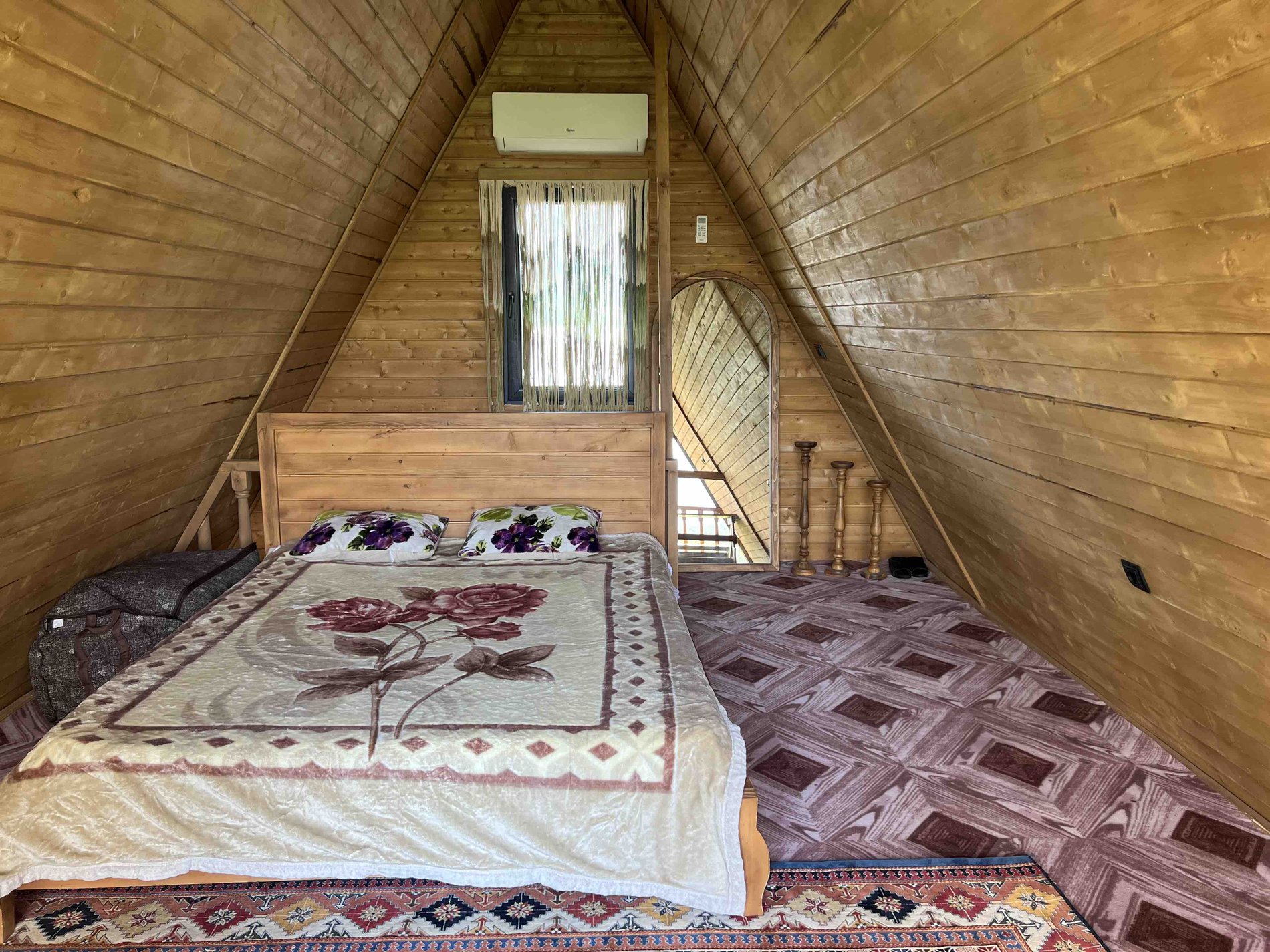 کلبه یک خوابه سوئیسی بهشت چوبی