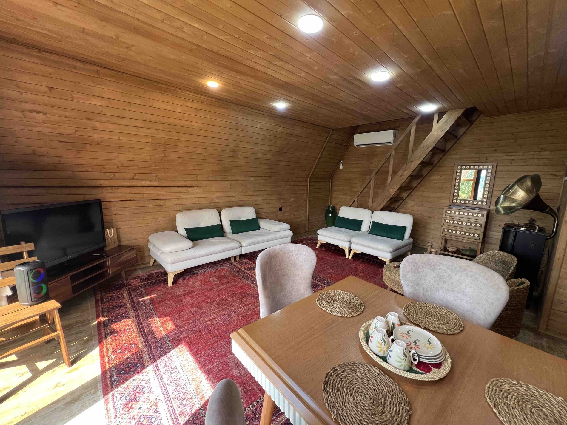 یک خوابه سوئیسی بهشت چوبی