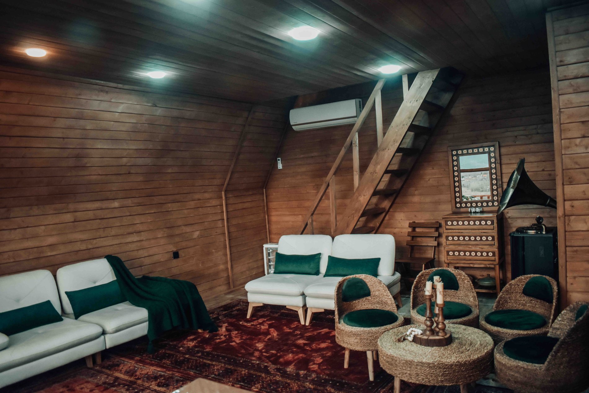 یک خوابه سوئیسی بهشت چوبی