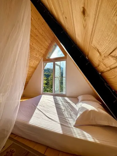 کلبه دوخوابه سوئیسی جکوزی دار کومه