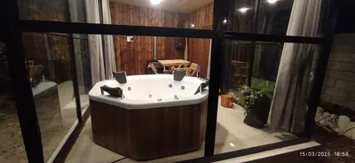 کلبه دوخوابه سوئیسی جکوزی دار دریاچه