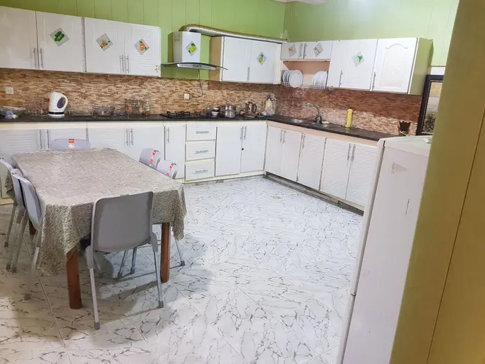 سه خوابه پارسیان - آشپزخونه و میز نهارخوری