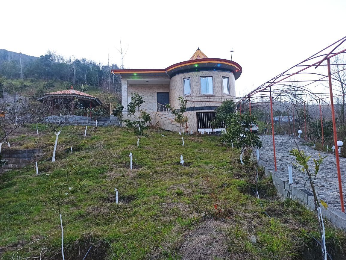 ویلا دوخوابه جنگلی اطاقور - نمای دور ویلا