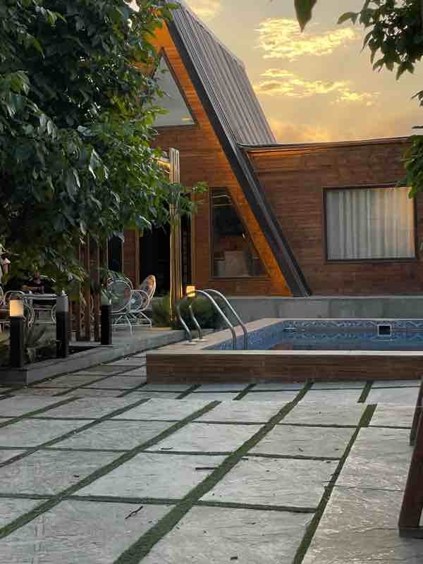 کلبه دوخوابه سوئیسی استخردار آبگرم ارغوان - انتخاب عنوان تصویر