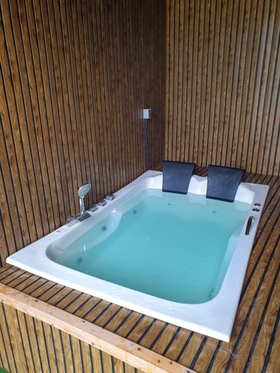 کلبه یک خوابه جکوزی دار سوئیسی سور