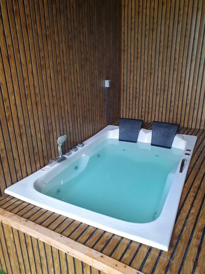 کلبه یک خوابه جکوزی دار سوئیسی سور - جکوزی