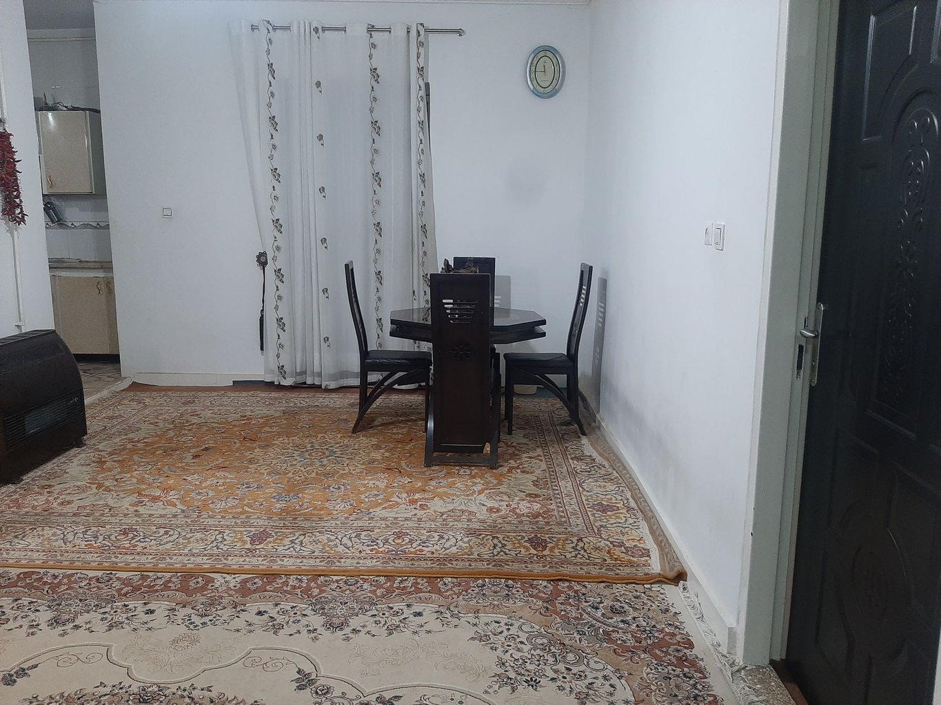 ویلا یک خوابه خانه باغ سپیدان - راهرو و میز ناهار خوری