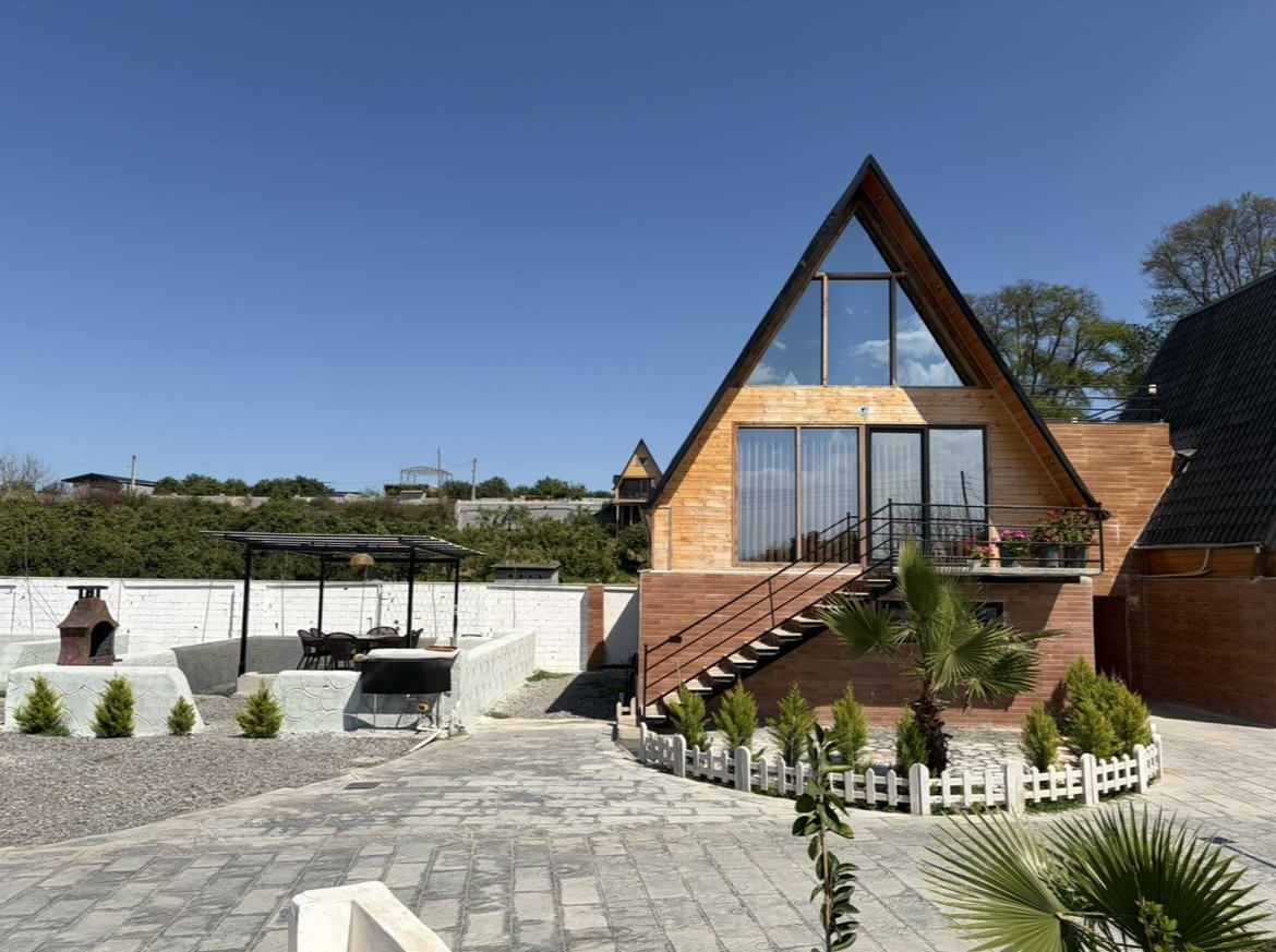 کلبه دوخوابه سوئیسی جنگلی جکوزی دار خطیر