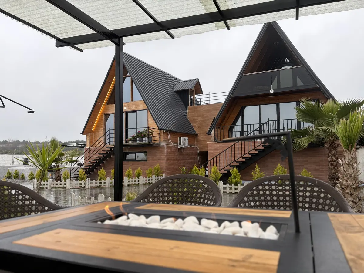 کلبه یک خوابه سوئیسی جنگلی خطیر