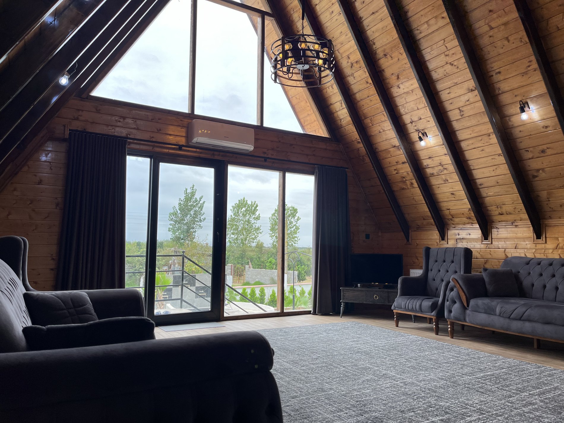 کلبه دوخوابه سوئیسی جنگلی جکوزی دار خطیر