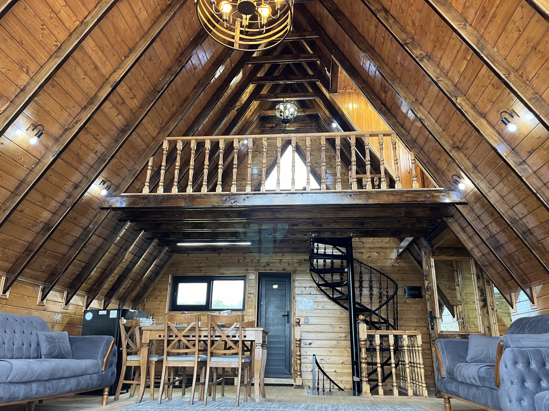 کلبه دوخوابه سوئیسی جنگلی جکوزی دار خطیر