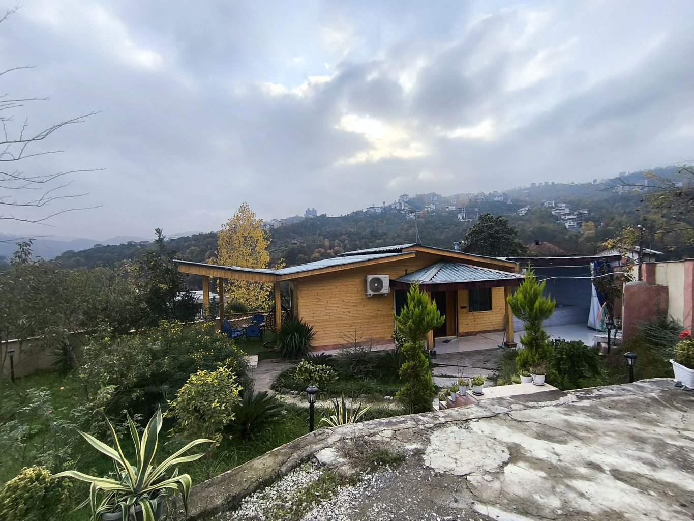 دوخوابه جنگلی استخردار آبگرم سیمرغ زرین