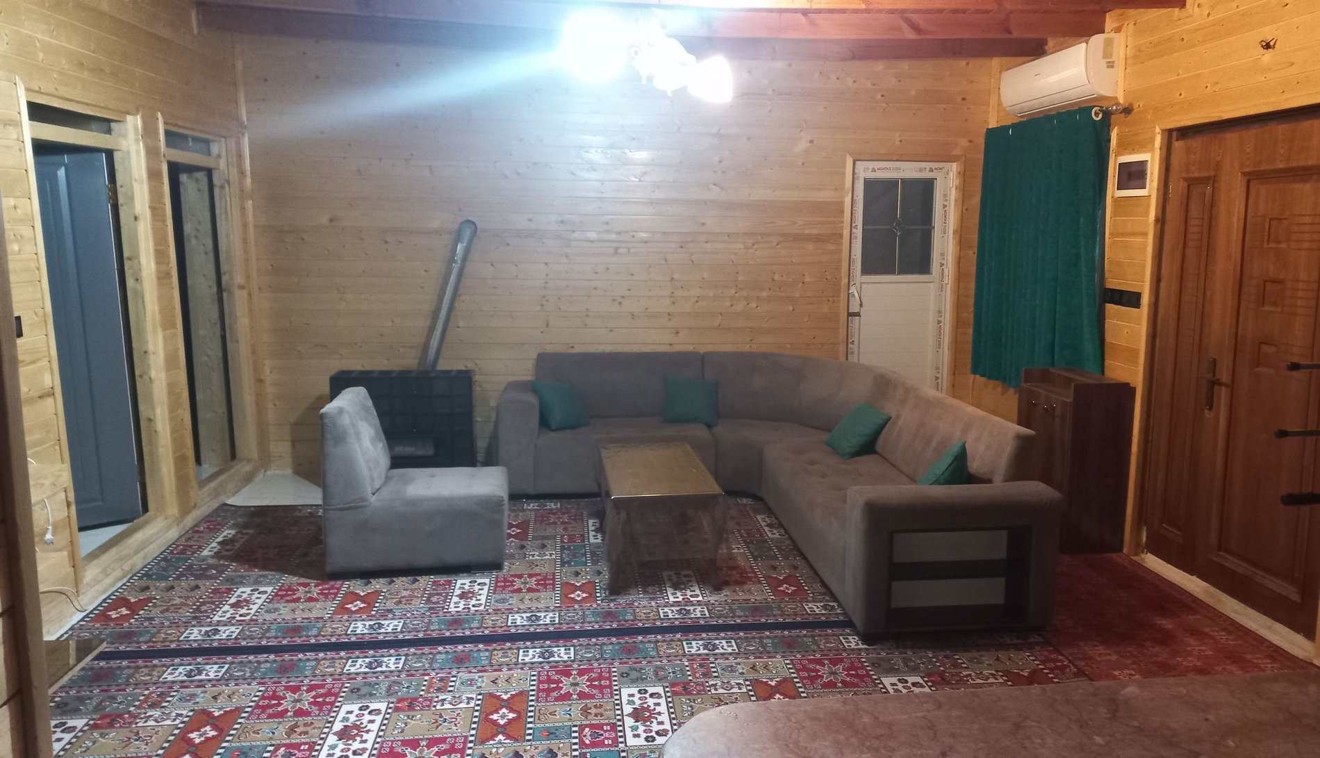 دوخوابه جنگلی استخردار آبگرم سیمرغ زرین