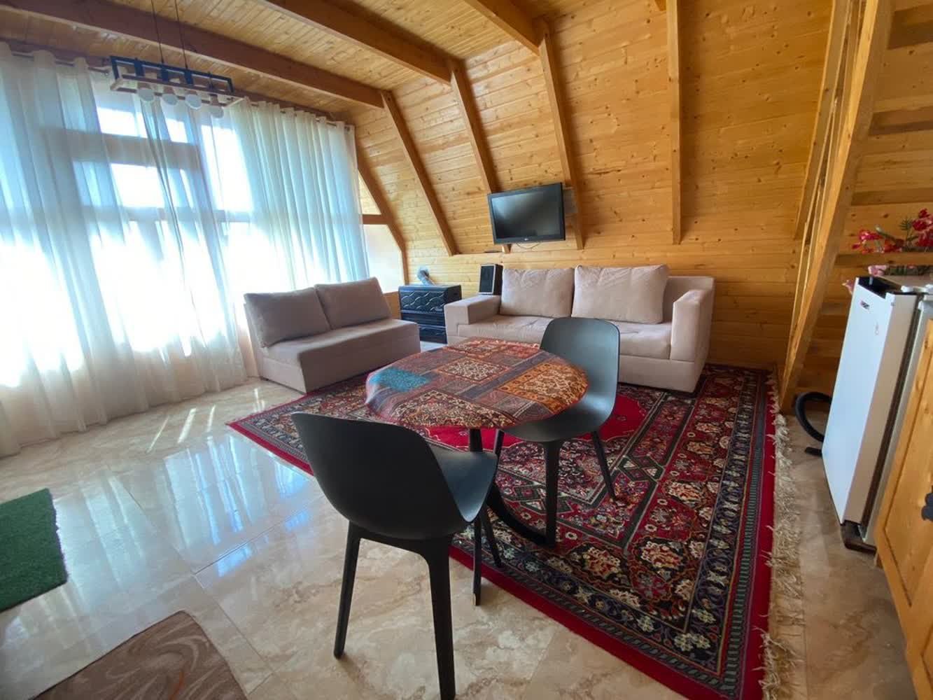 کلبه یک خوابه جنگلی سوئیسی جکوزی دار آریا