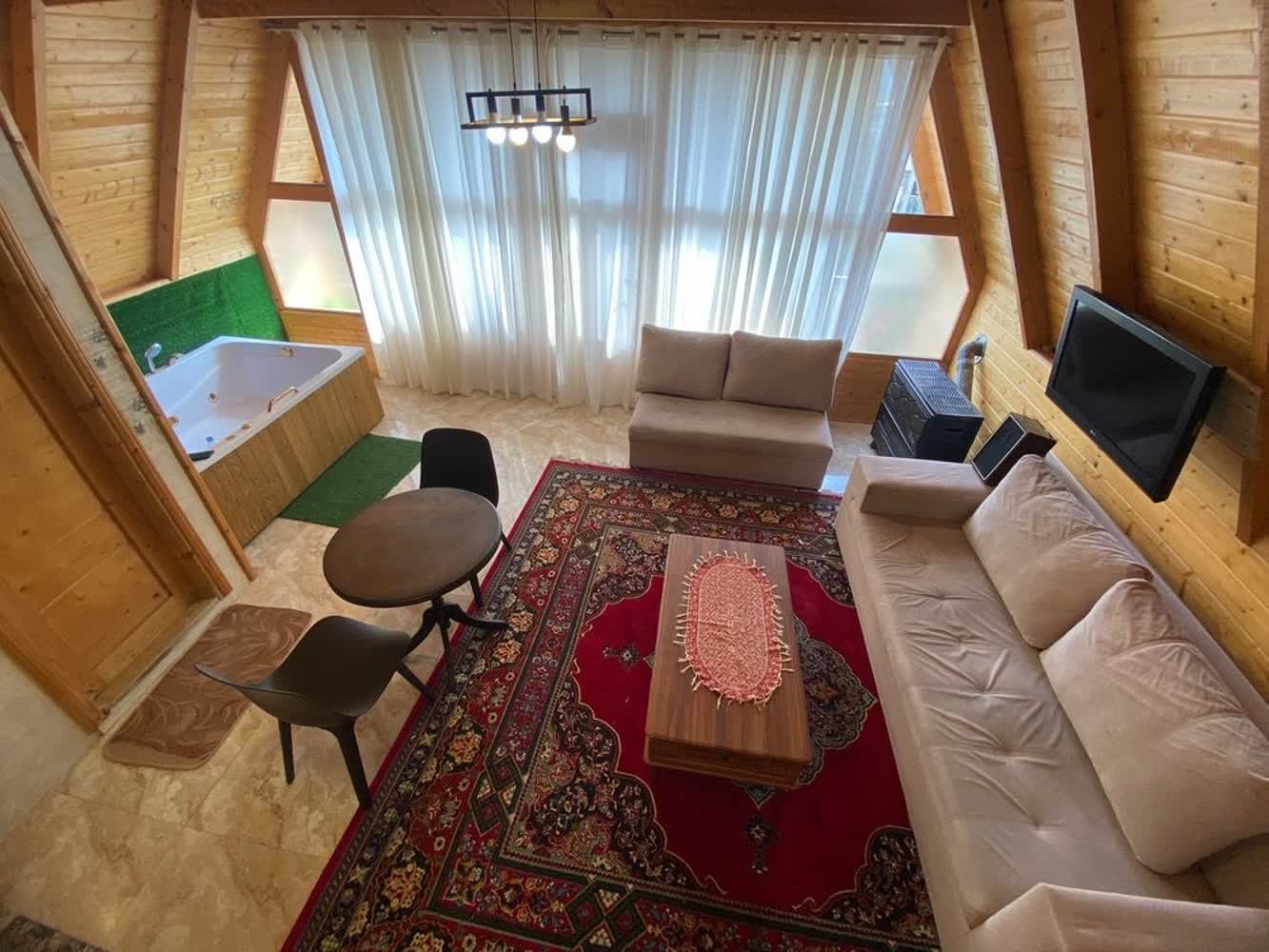 کلبه یک خوابه جنگلی سوئیسی جکوزی دار آریا