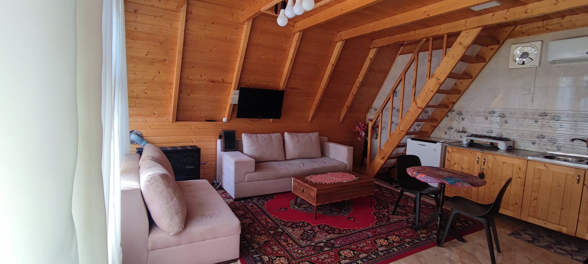 کلبه یک خوابه جنگلی سوئیسی جکوزی دار آریا