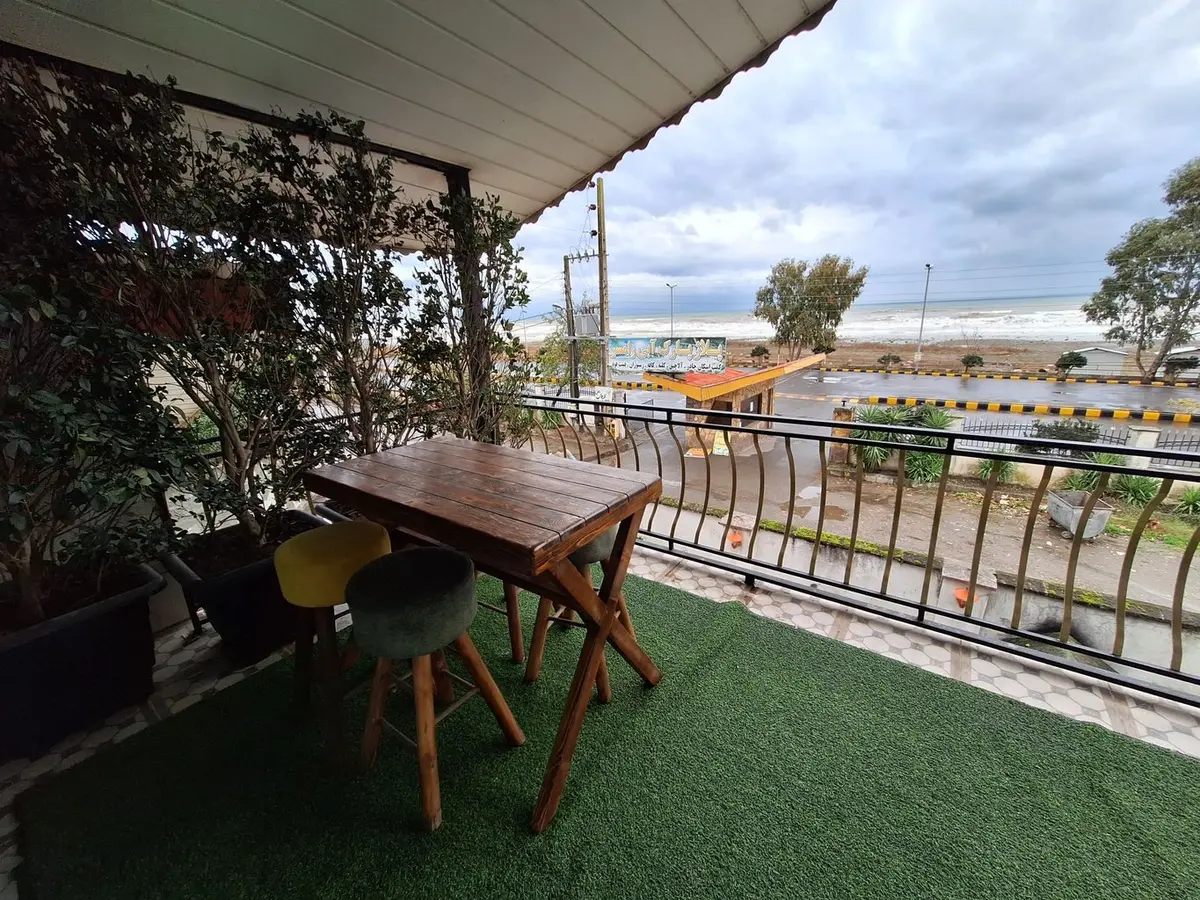 ویلا دوخوابه ساحلی پارک آبی 1 - میز و صندلی بالکن