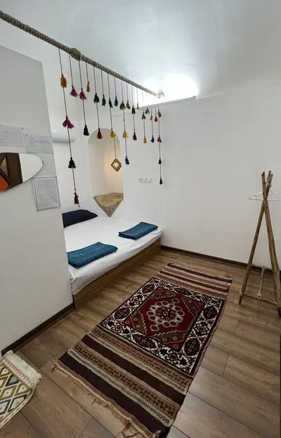 اقامتگاه سنتی کاج کهن - واحد عقیق