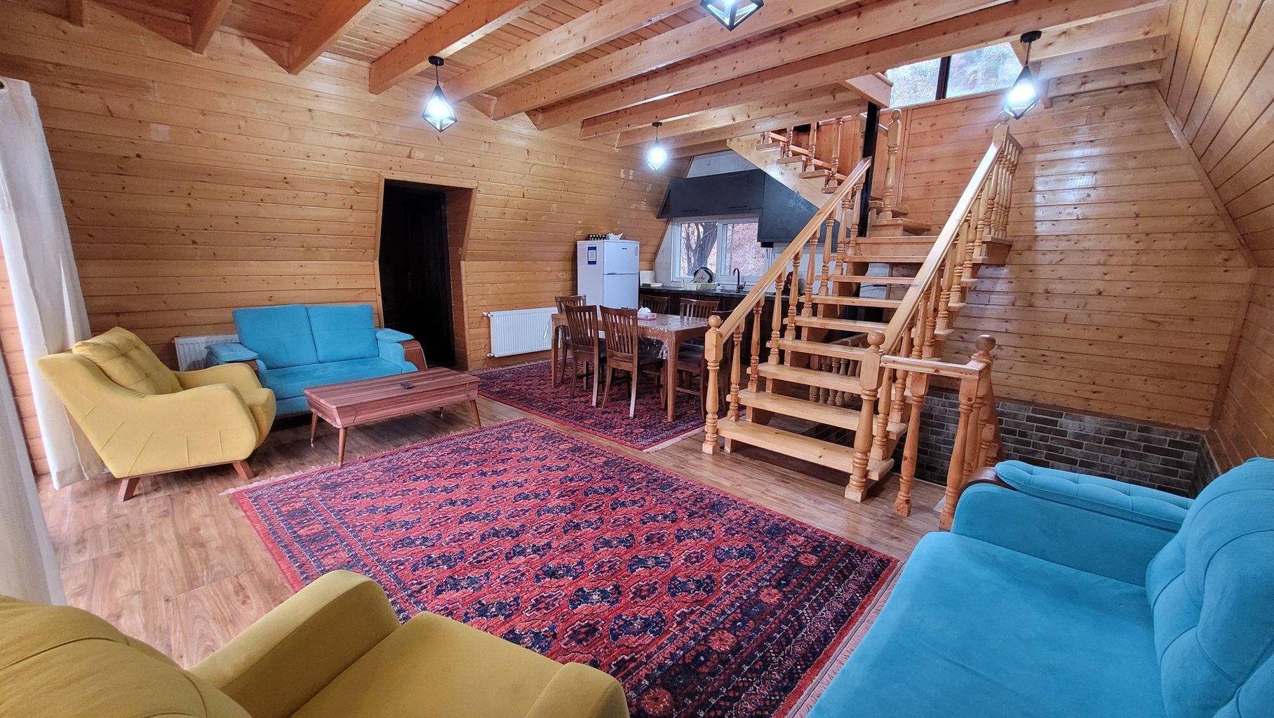 کلبه چوبی جنگلی کوهپایه‌ای کاج