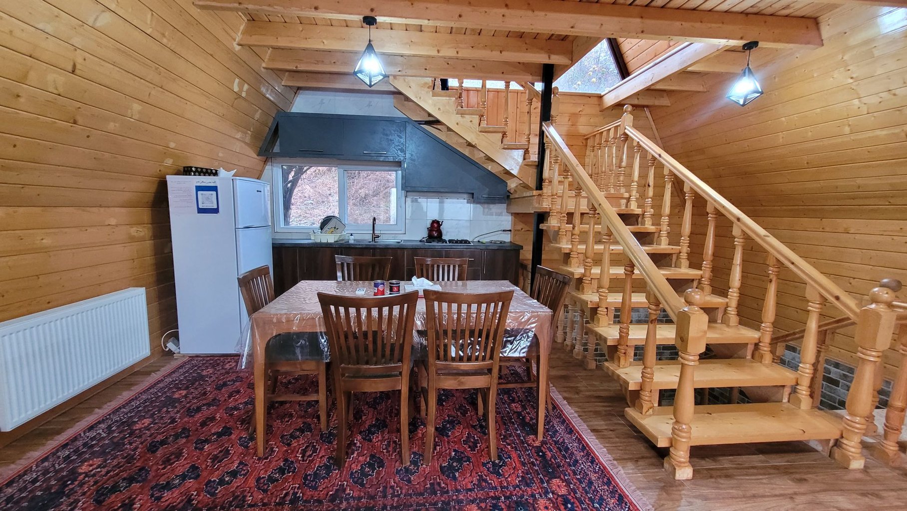 کلبه چوبی جنگلی کوهپایه‌ای کاج