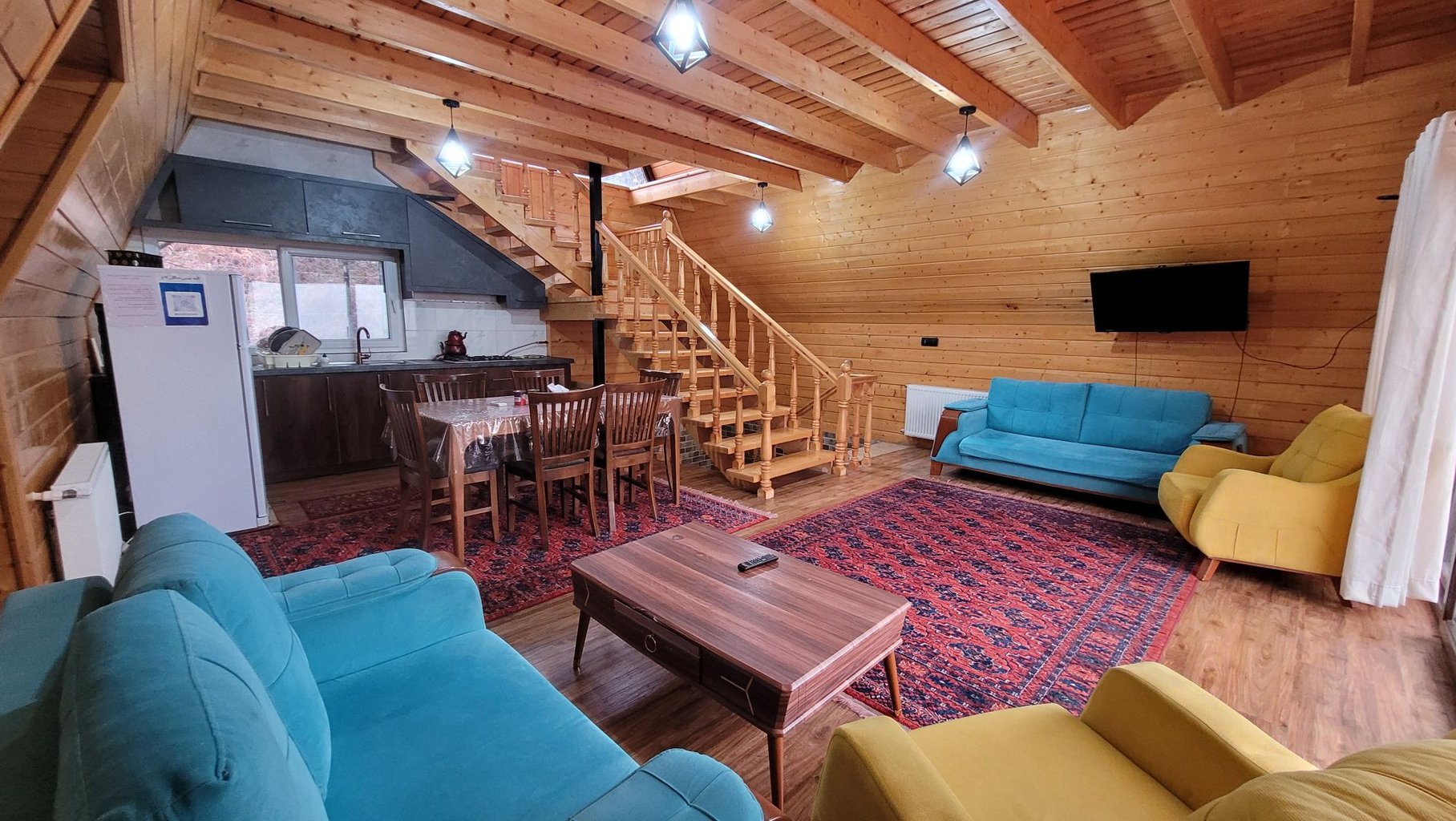 کلبه چوبی جنگلی کوهپایه‌ای کاج - پذیرایی