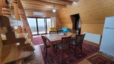 کلبه کلبه چوبی جنگلی کوهپایه‌ای کاج