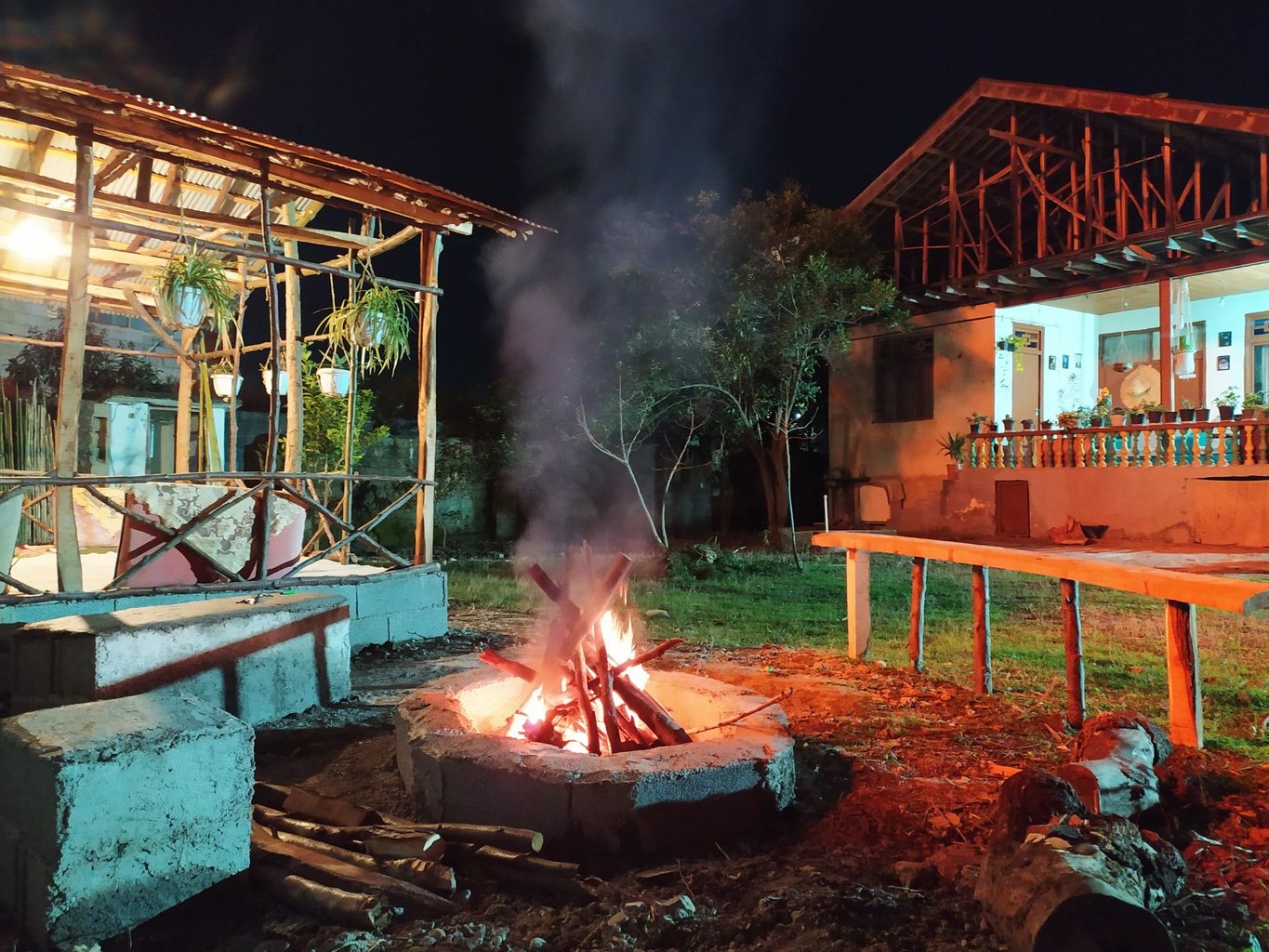 ویلا خونه  مادر - آلاچیق بزرگ و آتش دان 