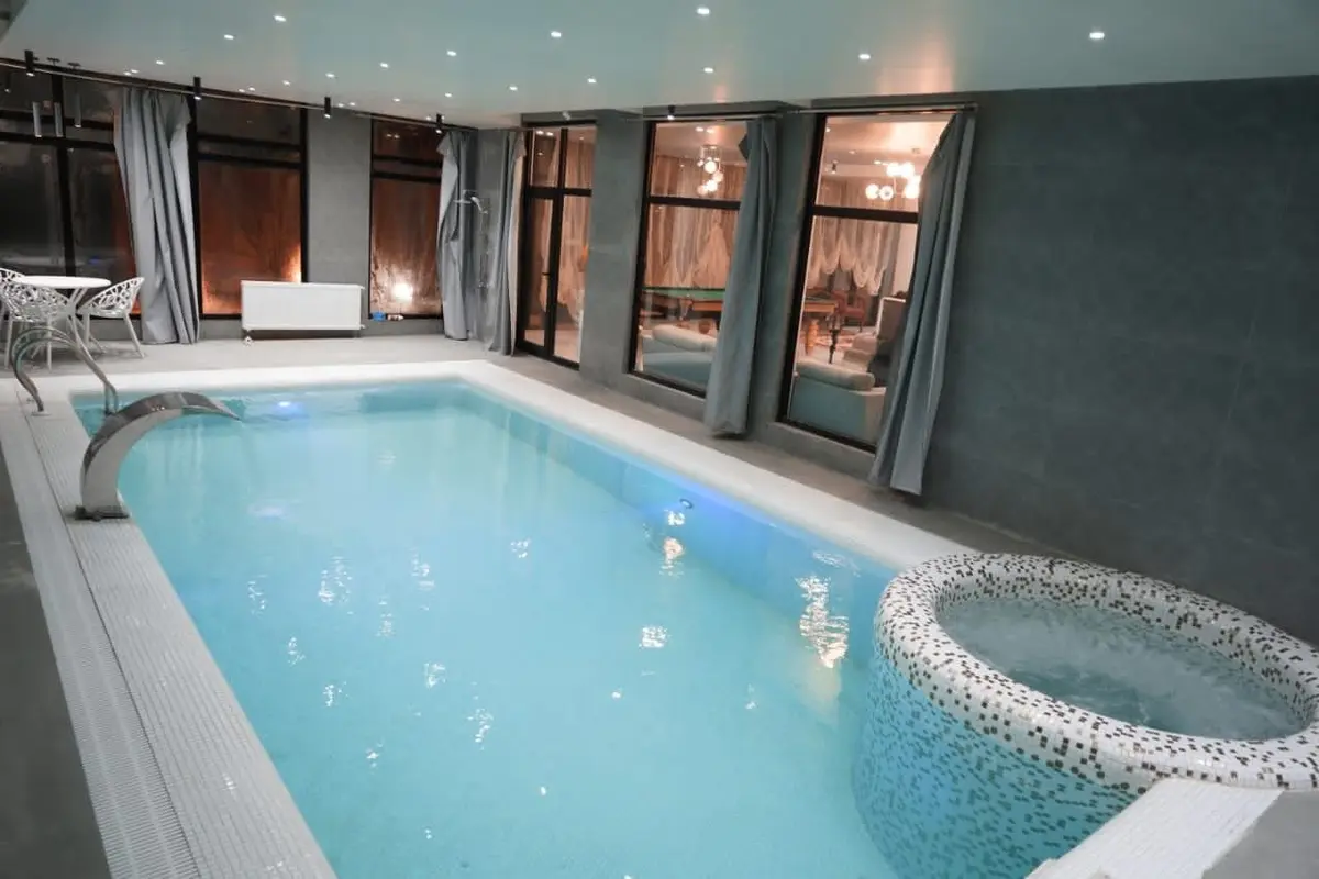 ویلا دوخوابه استخردار آبگرم باغ نرگس